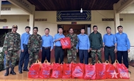 Dak Lak Provincial Military Command presents gifts to Cambodian unit
